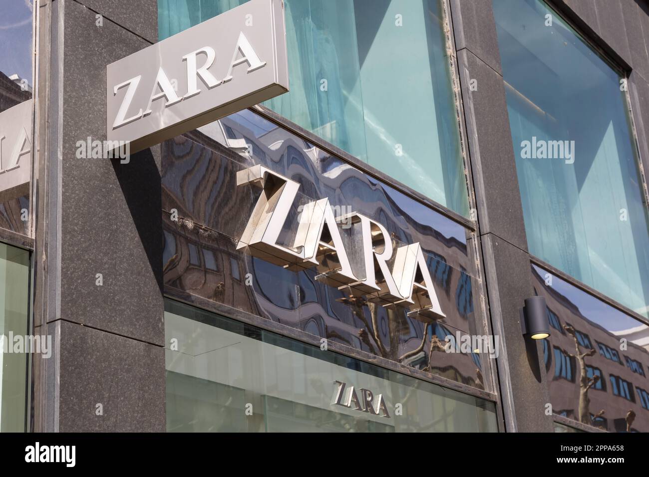 Stuttgart, Allemagne - 10 avril 2023 : magasin Zara avec logo à Stuttgart, Allemagne. Banque D'Images