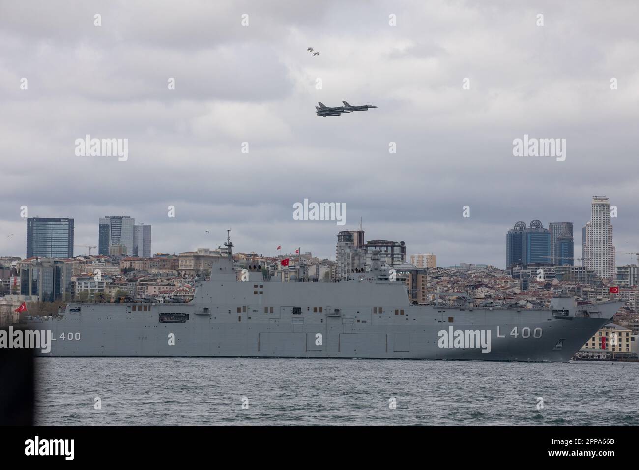 23 avril 2023 : le TCG Anadolu, le plus grand navire de guerre turc du commandement des forces navales, a accueilli le peuple en traversant le Bosphore, dans le cadre de la souveraineté nationale du 23 avril et des activités de la Journée des enfants à Istanbul, Turkiye sur 23 avril 2023. (Credit image: © Tolga Ildun/ZUMA Press Wire) USAGE ÉDITORIAL SEULEMENT! Non destiné À un usage commercial ! Banque D'Images