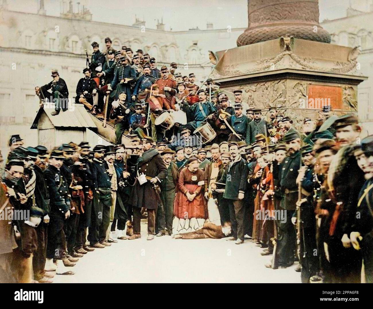 La commune de Paris 1871 - la commune de Paris 1871. Fédération au pied de la colonne Vendôme - photo d'Auguste Bruno Braquehais Banque D'Images
