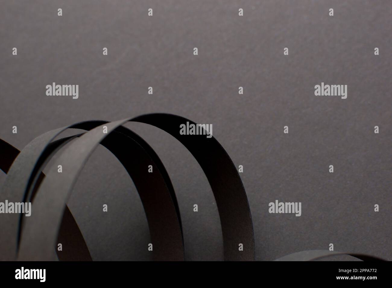 Arrière-plan noir avec 3D bandes courbes noires, espace de copie Banque D'Images
