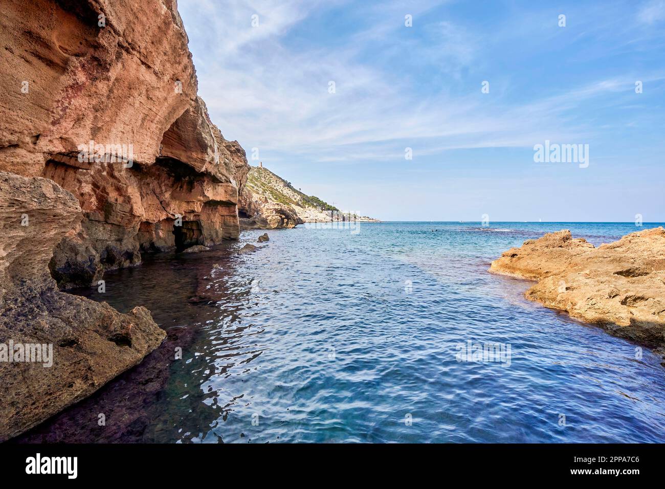 Cova Tallada à Javea et en arrière-plan la Torre de Gerro dans la région du parc naturel de ​​the Montgo. À Jávea, Alicante, Communauté Valencienne, SPAI Banque D'Images