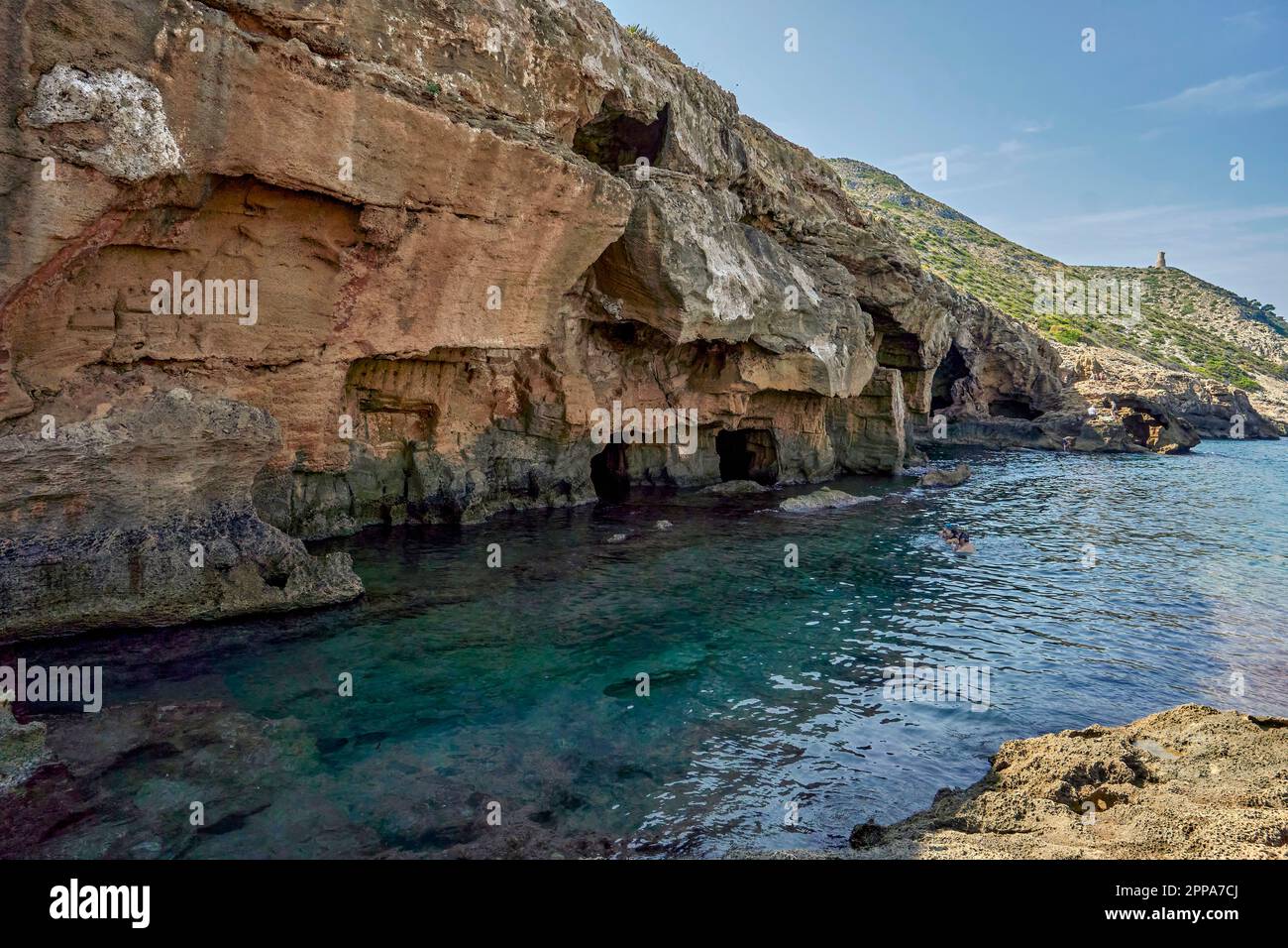 Cova Tallada à Javea. Grotte de la mer dans le parc naturel de Montgó. Dans cet endroit, vous pouvez faire de la plongée avec tuba. À Jávea, Alicante, Communauté Valencienne, Espagne. Banque D'Images