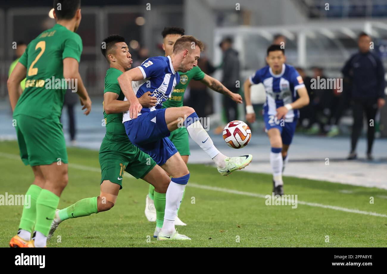 Le Tianjin Jinmen Tiger football Club a battu le Zhejiang Professional football Club avec 2-1 au deuxième tour de la Super League chinoise (CSL) 2023 à Tianjin, Chine, 21 avril 2023. (Photo de ChinaImages/Sipa USA) Banque D'Images