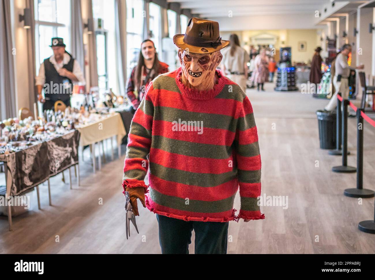 Un homme habillé de caractère comme Freddy Krueger du cauchemar sur Elm Street films, assiste au Sci Fi Scarborough au complexe Spa à Scarborough. Date de la photo: Dimanche 23 avril 2023. Banque D'Images