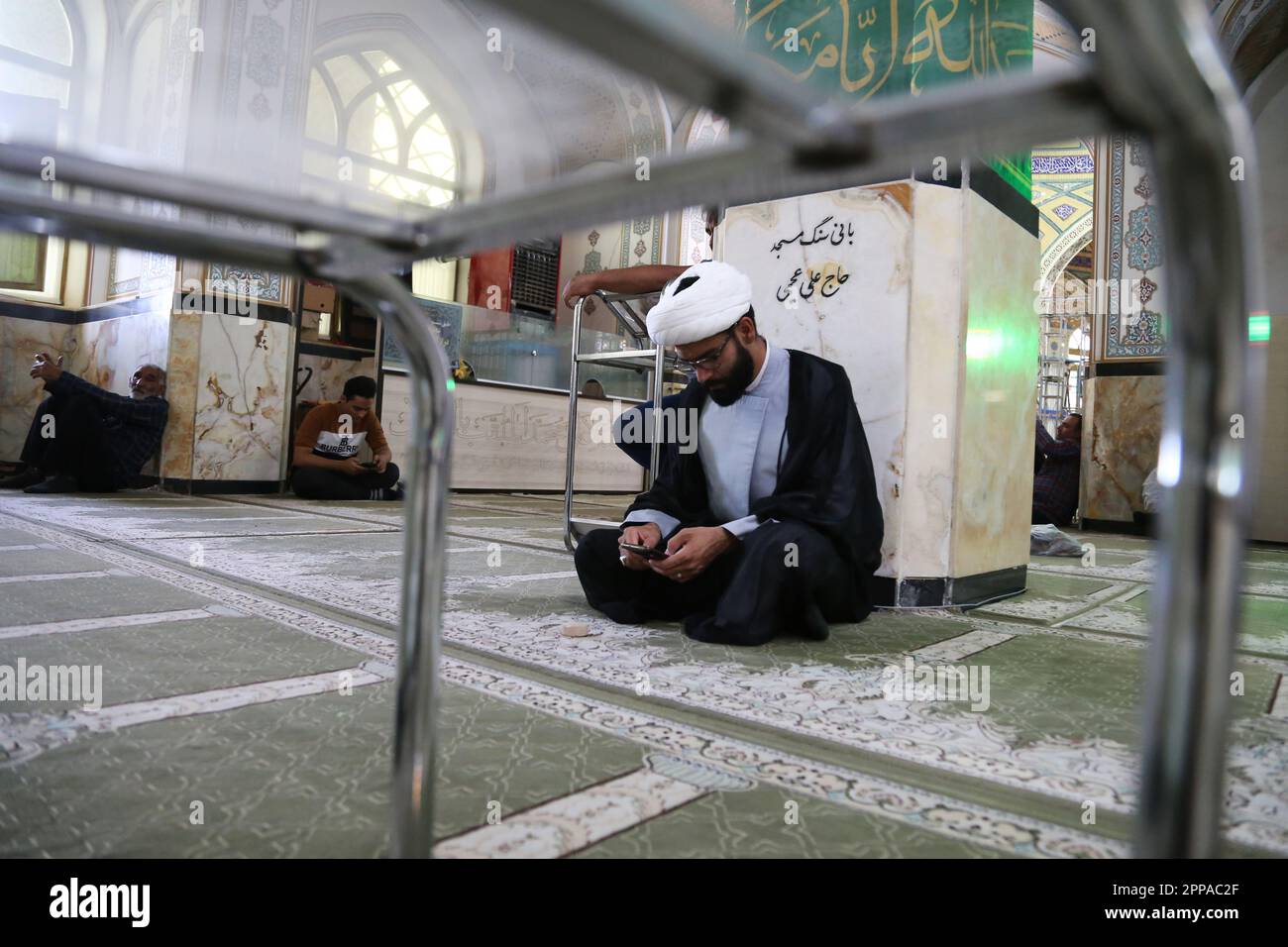 22 avril 2023, Aran et Bidgol, Ispahan, Iran : un religieux iranien utilise son téléphone portable au sanctuaire Mohammed Helal après la prière d'Eid al-Fitr, qui marque la fin du mois Saint du Ramadan. Les musulmans du monde entier commencent le jour de l'Eid en effectuant des prières du matin dans les mosquées. Les prières sont généralement suivies par les familles qui se rassemblent autour de la table du petit déjeuner du premier matin après un mois de jeûne. (Credit image: © Rouzbeh Fouladi/ZUMA Press Wire) USAGE ÉDITORIAL SEULEMENT! Non destiné À un usage commercial ! Banque D'Images