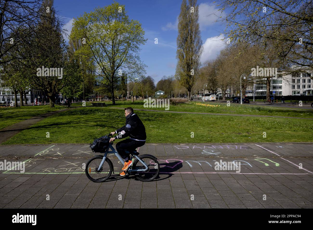 AMSTERDAM - les premiers endroits pour le Vrijmarkt ont déjà été enregistrés sur l'Apollolaan. Les préparatifs de la Journée du Roi sont en cours dans la capitale. ANP ROBIN VAN LONKHUIJSEN pays-bas sortie - belgique sortie Banque D'Images