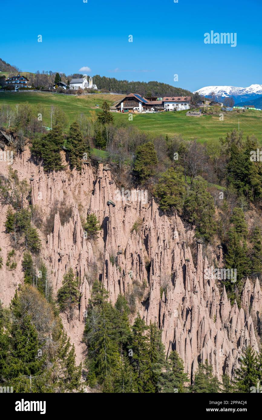 Vue panoramique sur le plateau de Ritten-Renon avec les pyramides de la terre, Trentin-Haut-Adige/Sudtirol, Italie Banque D'Images