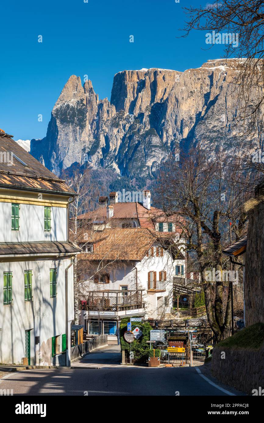 Vue panoramique sur une rue de Klosenstein-Collalbo avec le groupe de montagnes de Schlerngruppe-Sciliar derrière, Ritten-Renon, Trentin-Haut-Adige/Sudtirol, Italie Banque D'Images