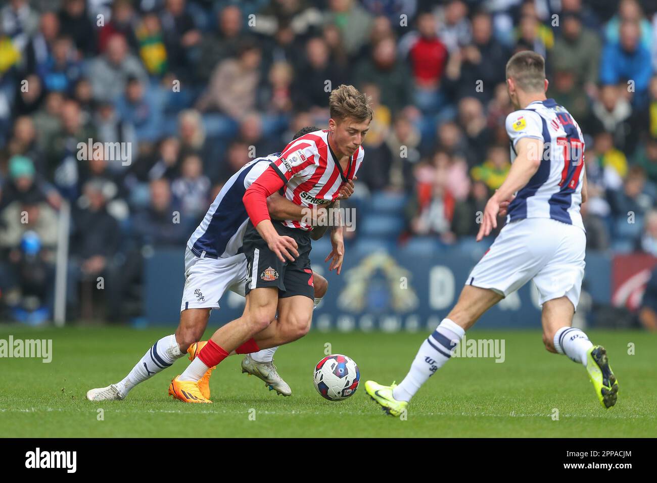 Darnell Furlong #2 de West Bromwich Albion fouls Jack Clarke #20 de Sunderland pendant le match de championnat de Sky Bet West Bromwich Albion vs Sunderland à Hawthorns, West Bromwich, Royaume-Uni, 23rd avril 2023 (photo de Gareth Evans/News Images) à West Bromwich, Royaume-Uni le 4/23/2023. (Photo de Gareth Evans/News Images/Sipa USA) Banque D'Images