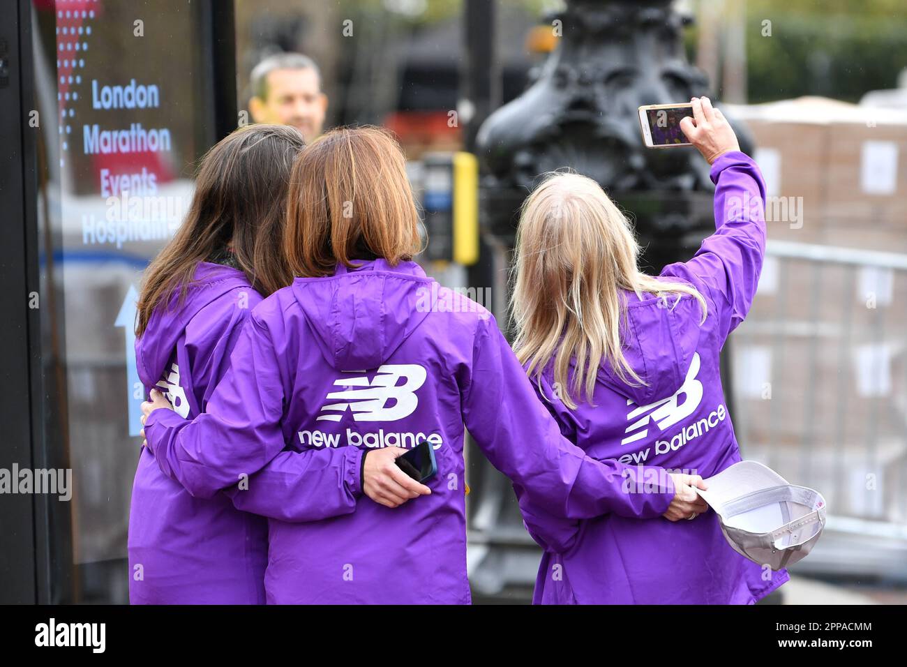 Londres, Royaume-Uni. 23rd avril 2023. 23rd avril 2023, Londres, Angleterre; TCS 2023 London Marathon; volontaires prenant un selfie avant que les coureurs commencent à arriver crédit: Action plus Sports Images/Alay Live News Banque D'Images