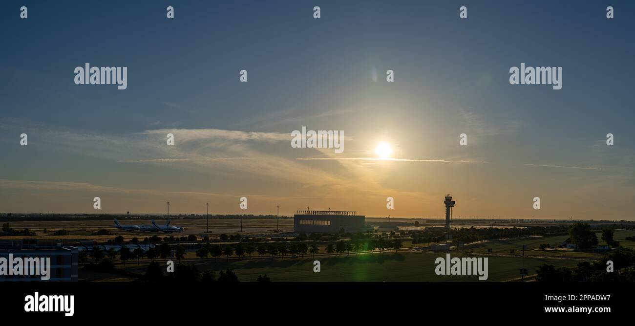 Coucher de soleil sur l'aéroport de la ville avec quelques nuages Banque D'Images