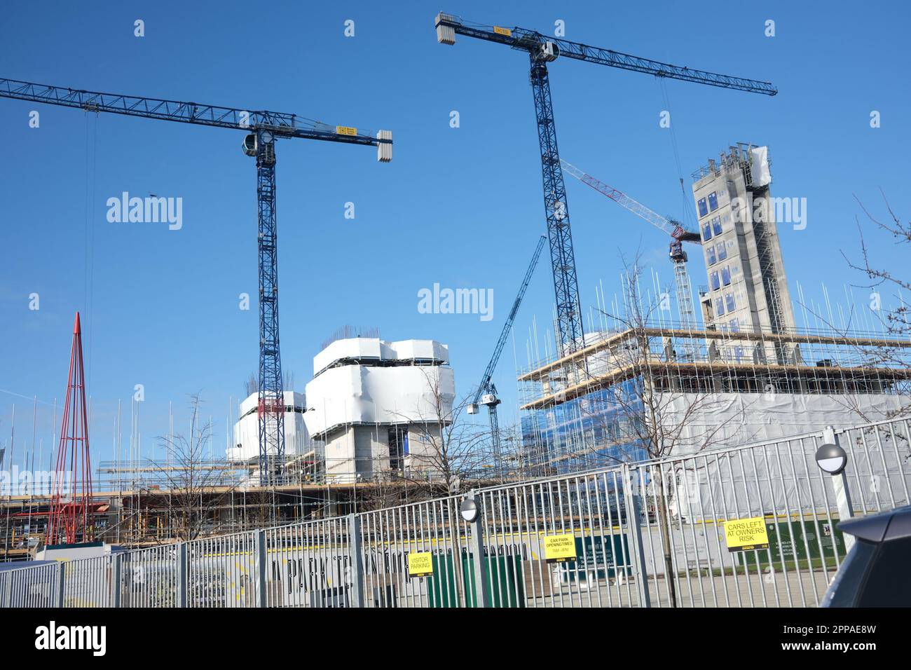 Un groupe de grues perce le ciel à Brent Cross Town, un nouveau développement qui monte dans le quartier de Brent Cross au nord de Londres. Prise en mai 2023 Banque D'Images