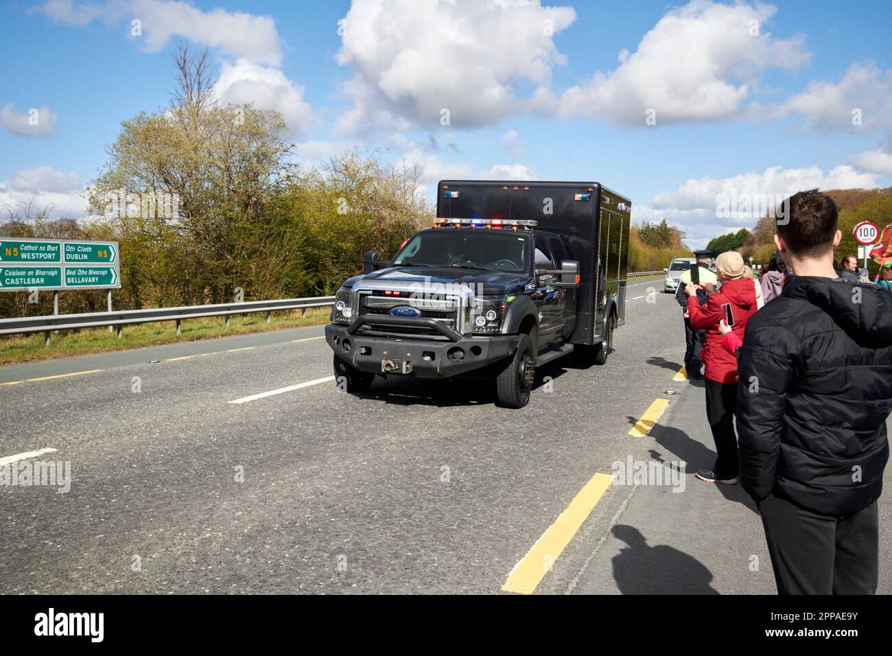 L'unité d'atténuation des matières dangereuses véhicule Hazmat fait partie du président bidens Motorcade lors d'une visite officielle de l'État en Irlande sur le N5 à l'extérieur de la mairie du comté Banque D'Images