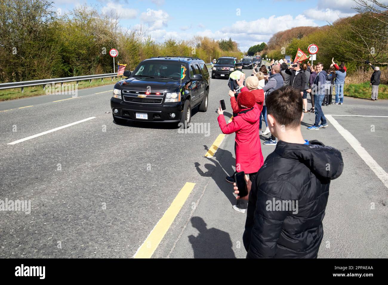 Les wellwishers bordent la route pour le président bidens Motorcade lors de la visite officielle de l'État en Irlande sur le N5 hors du comté de la République de mayo de irlande Banque D'Images