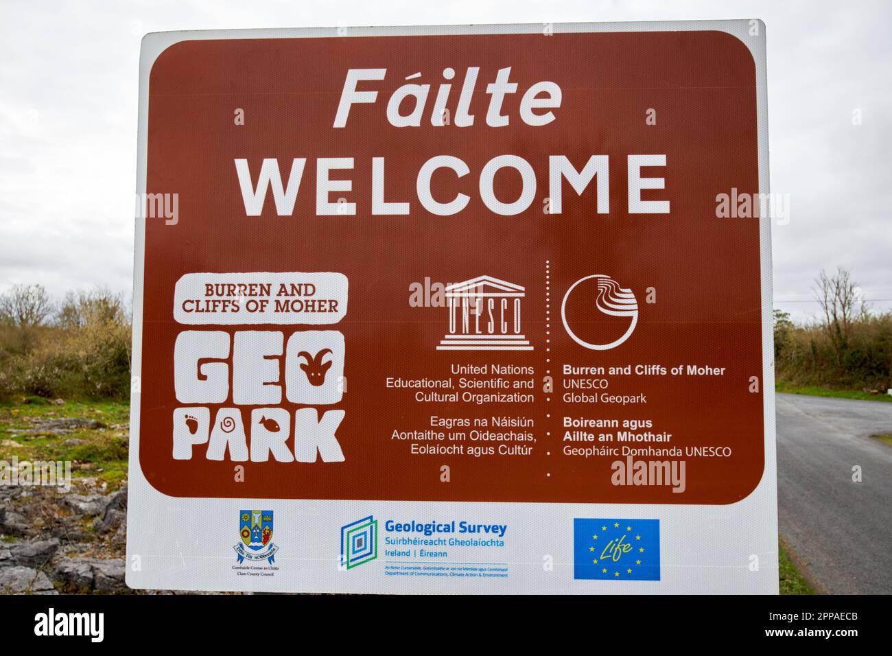 panneau de bienvenue sur le burren et les falaises de moher geo park unesco global geopark comté clare république d'irlande Banque D'Images