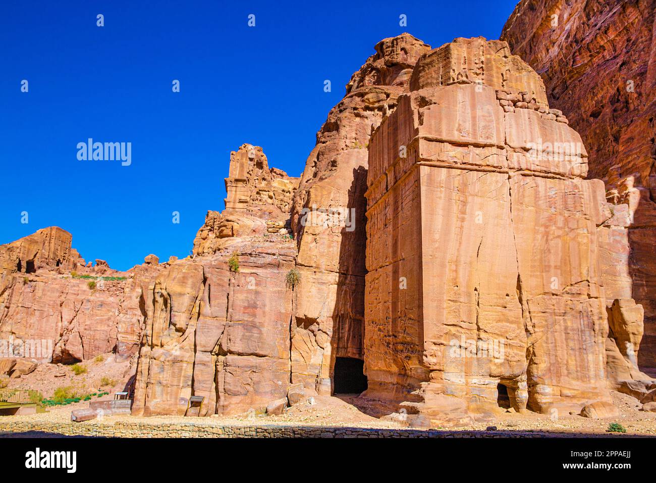 Petra ancien parc archéologique de Nabatéan. Bâtiments sculptés dans les montagnes et ciel bleu vif, Jordanie, Wadi Musa. Banque D'Images