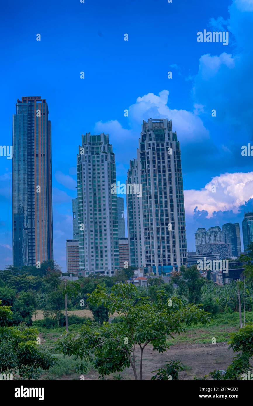 Jakarta, Indonésie. 23 avril 2023. La rue avec de hauts bâtiments et le trafic léger pendant les vacances Eid. Photographie de rue. Banque D'Images