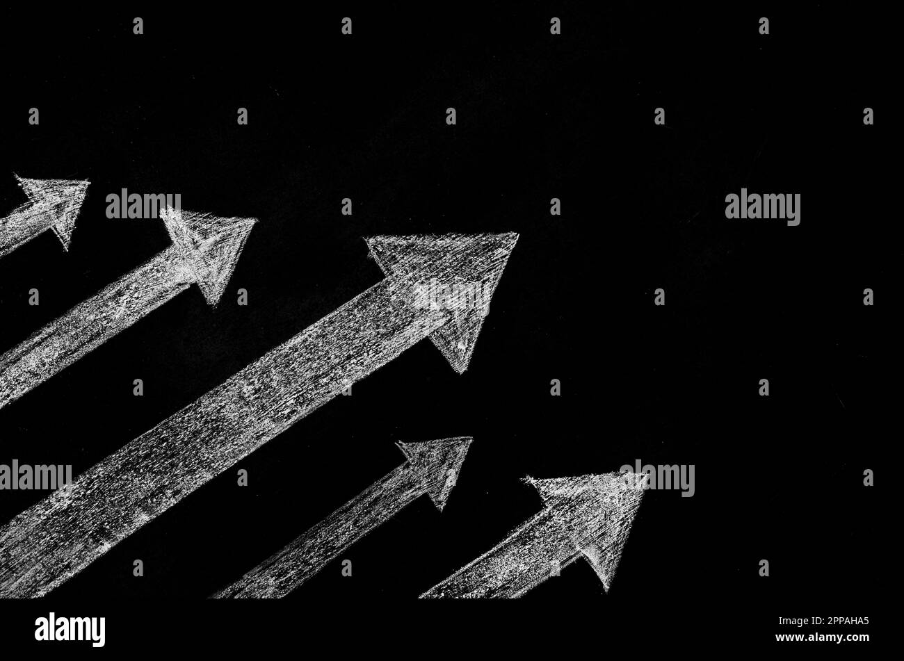 Flèches de craie dessinées avec l'espace de copie Banque D'Images