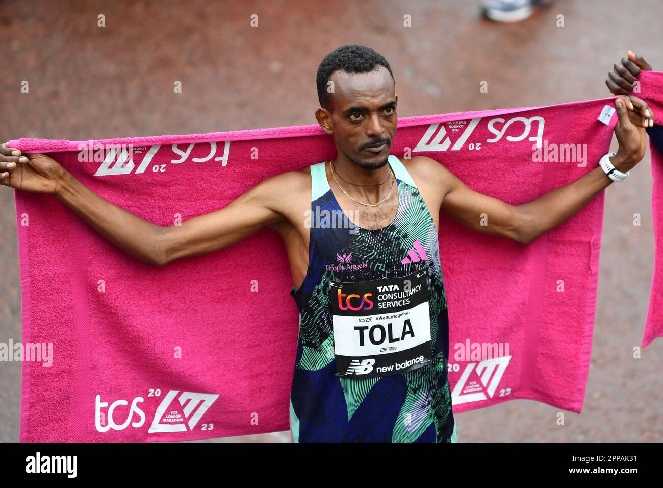 Londres, Royaume-Uni. 23rd avril 2023. TCS 2023 London Marathon; Tamirat Tola (ETH) arrive troisième dans la course TCS London Marathon Mens Elite 2023 crédit: Action plus Sports/Alamy Live News Banque D'Images