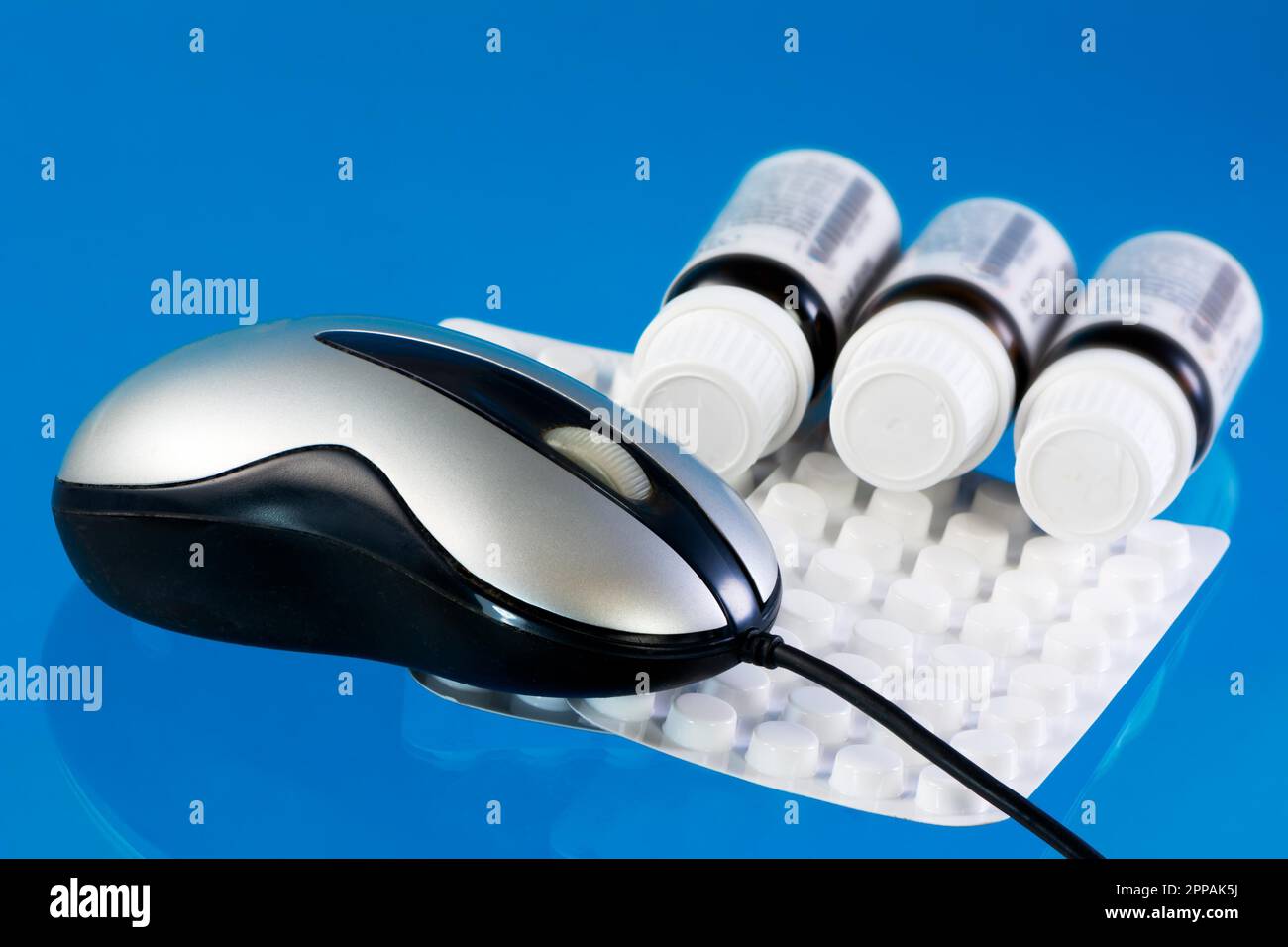 Souris et comprimés comme symbole pour la commande en ligne de médicament dans une pharmacie sur internet Banque D'Images