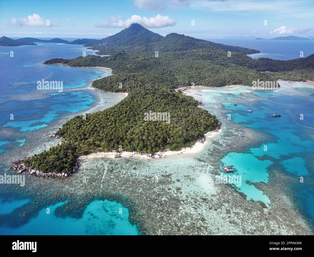Indonésie Iles Anambas - Drone vue sur la côte de l'île Telaga le long de l'île Banque D'Images