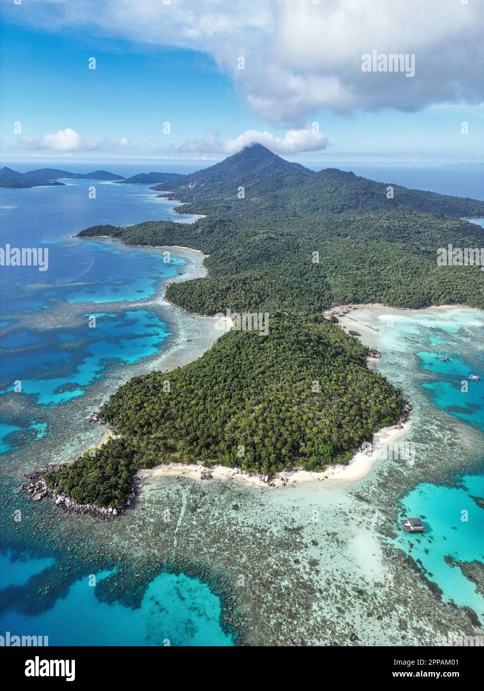 Indonésie Iles Anambas - Drone View Telaga Island vertical Banque D'Images