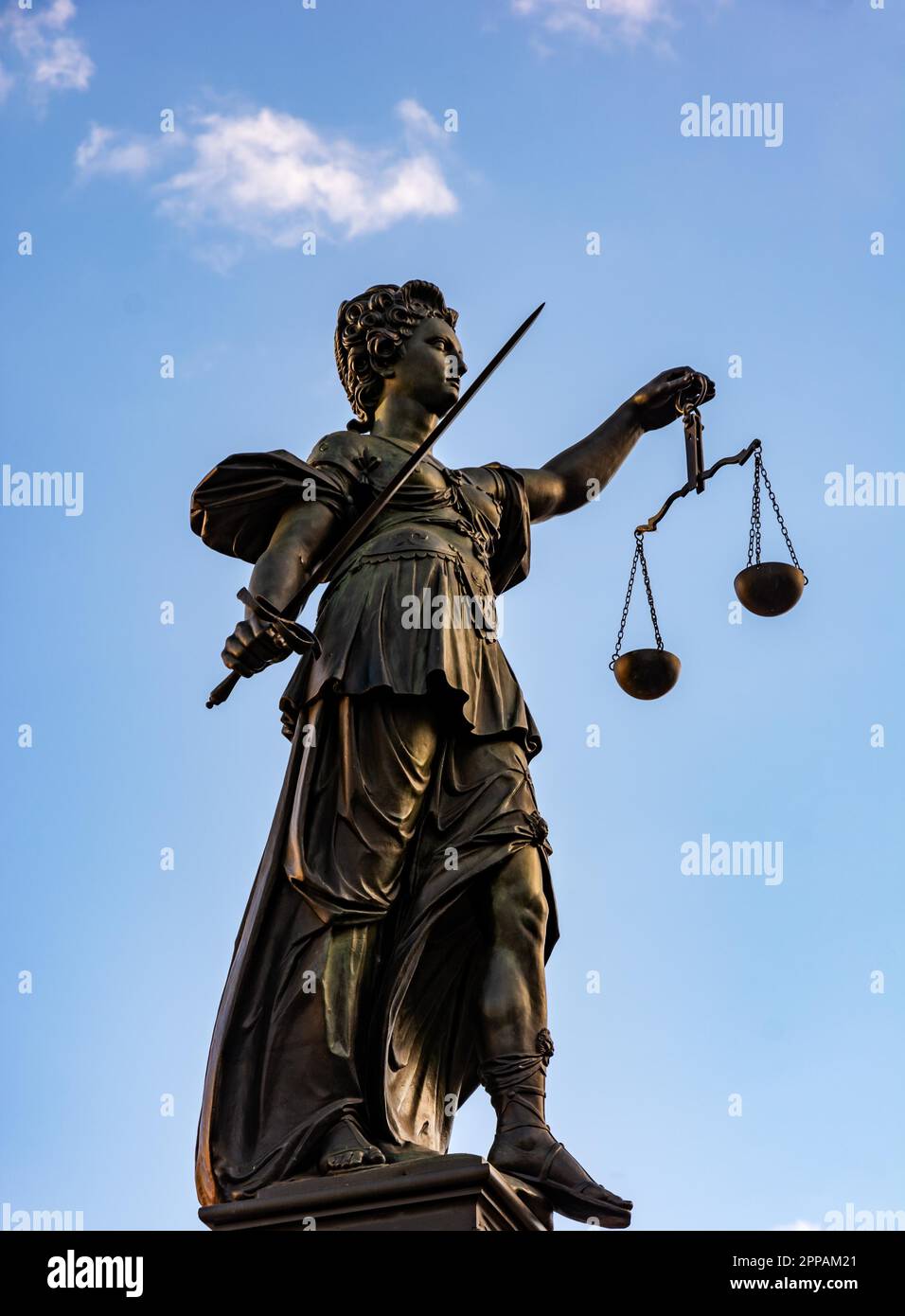 Sculpture Justitia (Lady Justice) sur la place Roemerberg à Francfort, construite en 1887 Banque D'Images