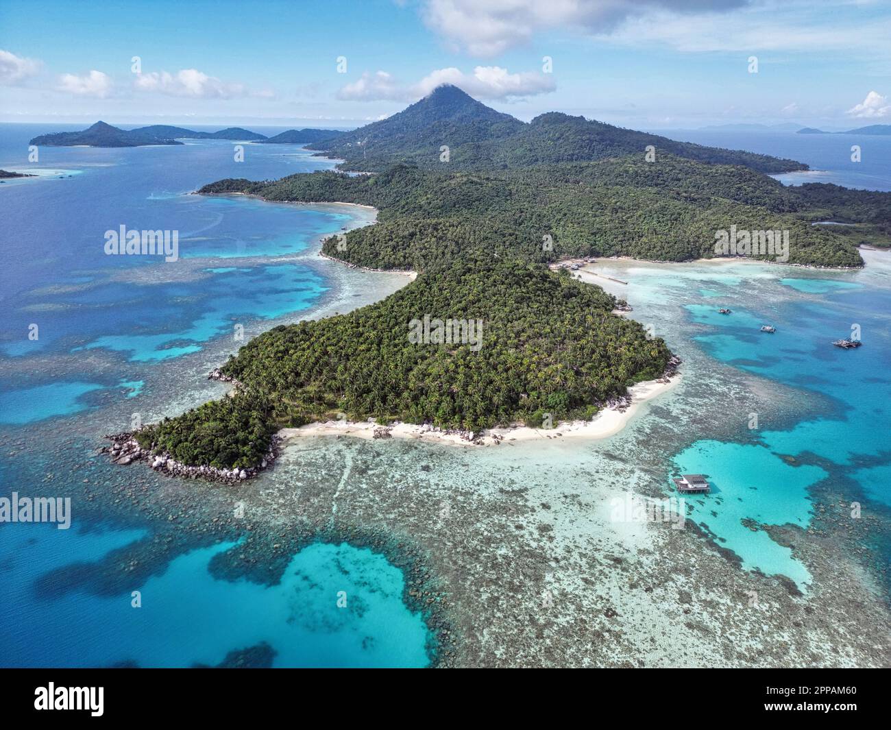 Indonésie Iles Anambas - Drone vue sur la côte de l'île Telaga le long de l'île Banque D'Images