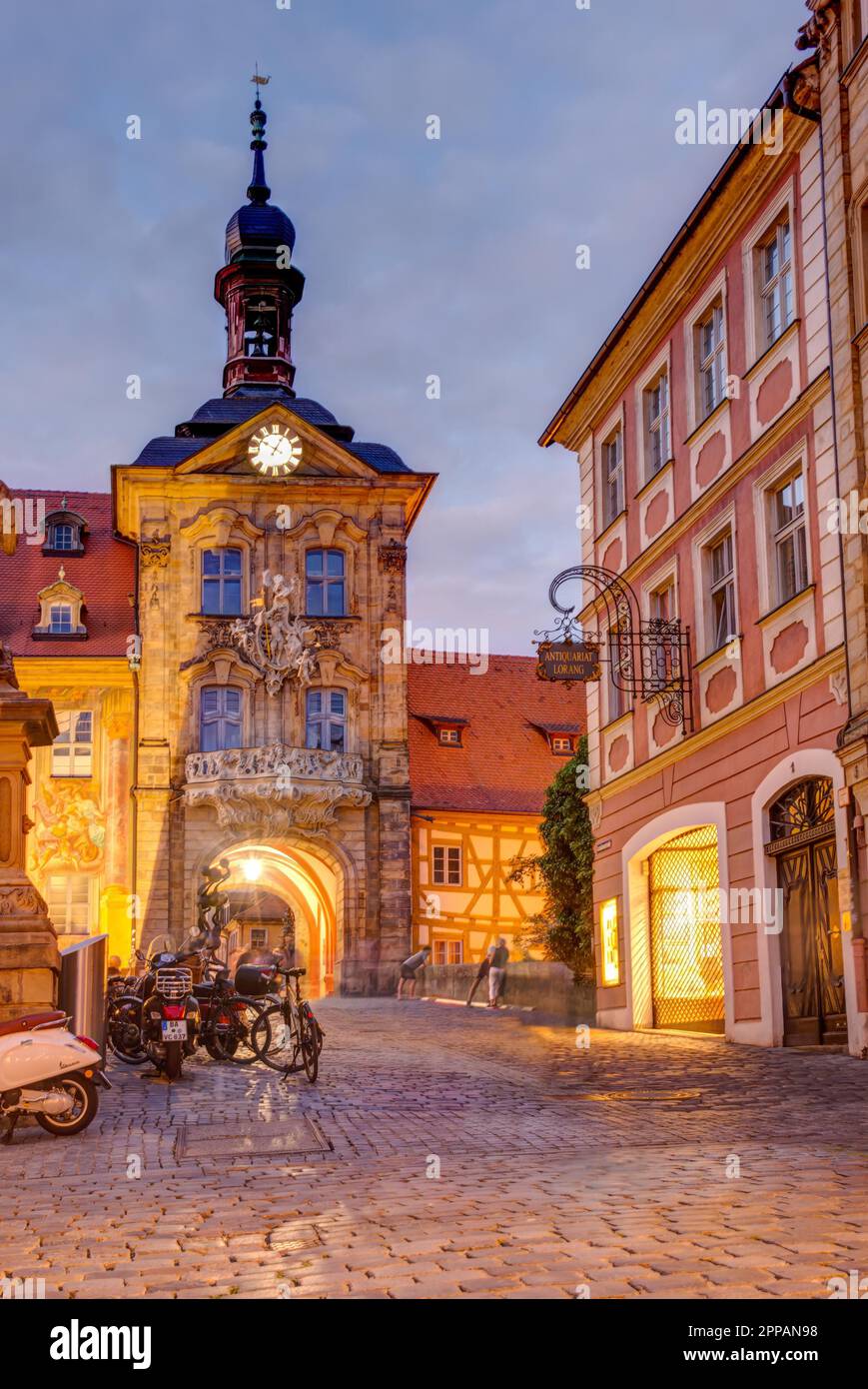 BAMBERG, ALLEMAGNE - JUIN 19: Illuminé Altes Rathaus à Bamberg, Allemagne sur 19 juin 2018. L'hôtel de ville historique a été construit au 14th siècle Banque D'Images