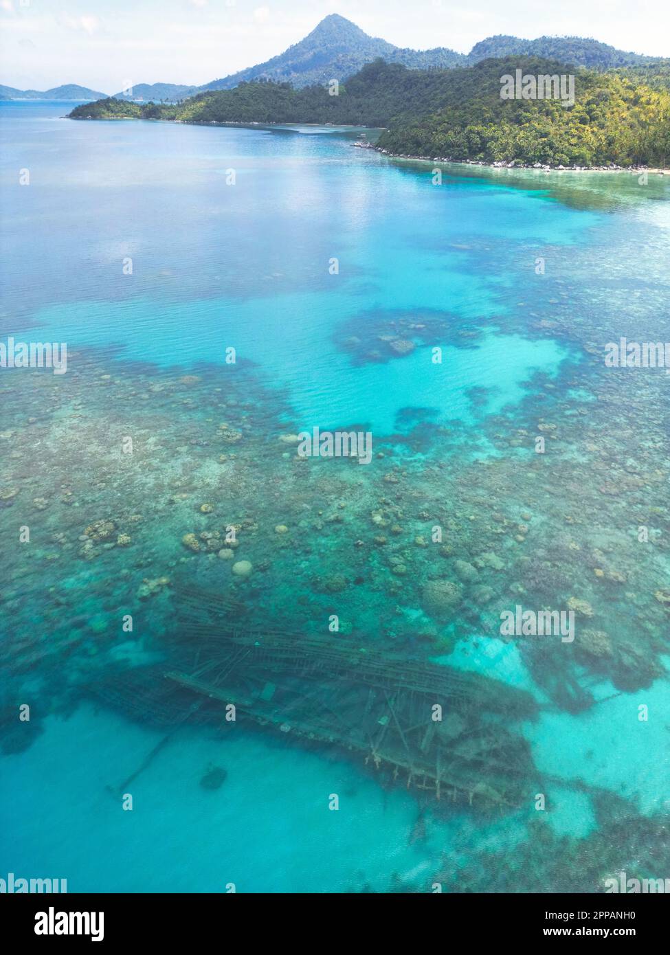 Indonésie Iles Anambas - Drone View Telaga Island côte ligne avec épave Banque D'Images