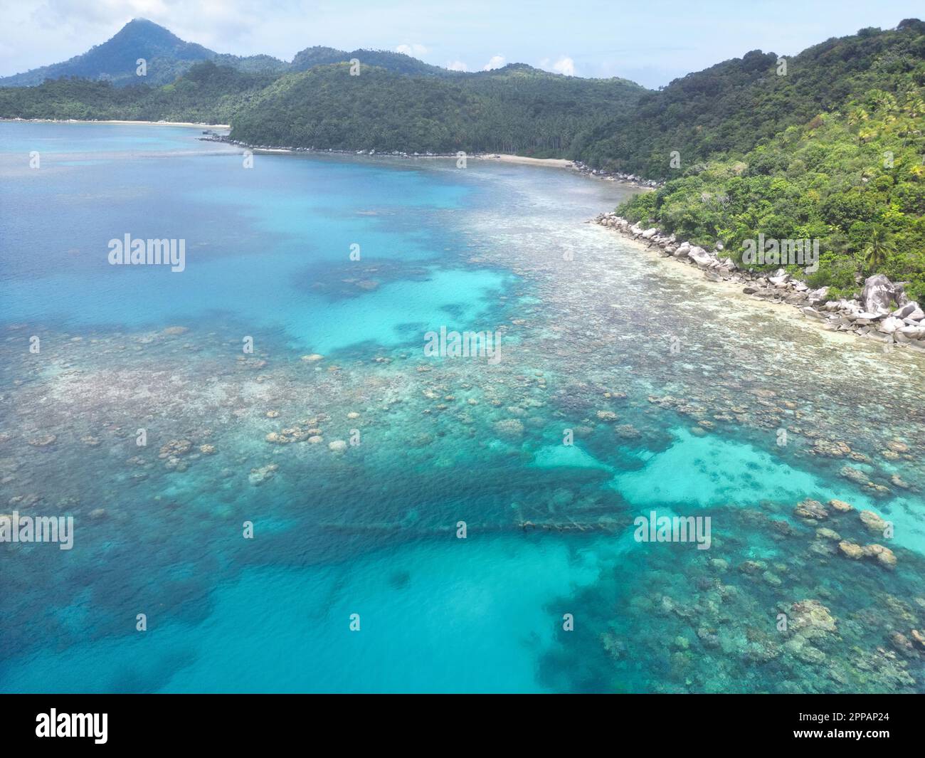 Indonésie Iles Anambas - Drone View Telaga Island côte ligne avec épave Banque D'Images