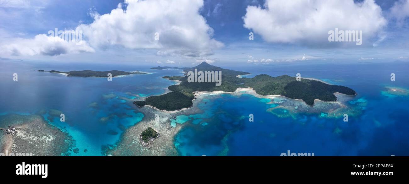 Indonésie Iles Anambas - Drone View ligne de côte de l'île de Telaga Banque D'Images
