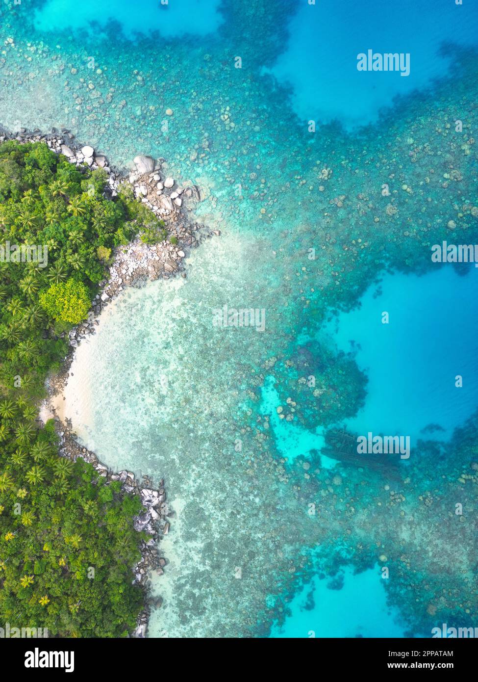 Indonésie Iles Anambas - Drone View Telaga Island côte ligne avec épave Banque D'Images