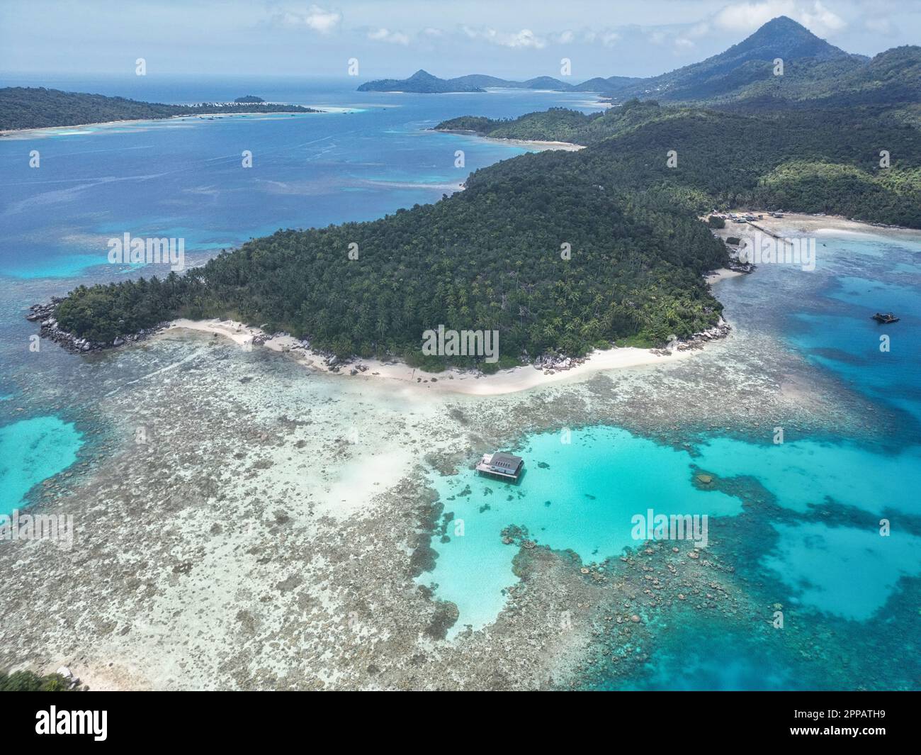 Indonésie Iles Anambas - Drone View ligne de côte de l'île de Telaga Banque D'Images