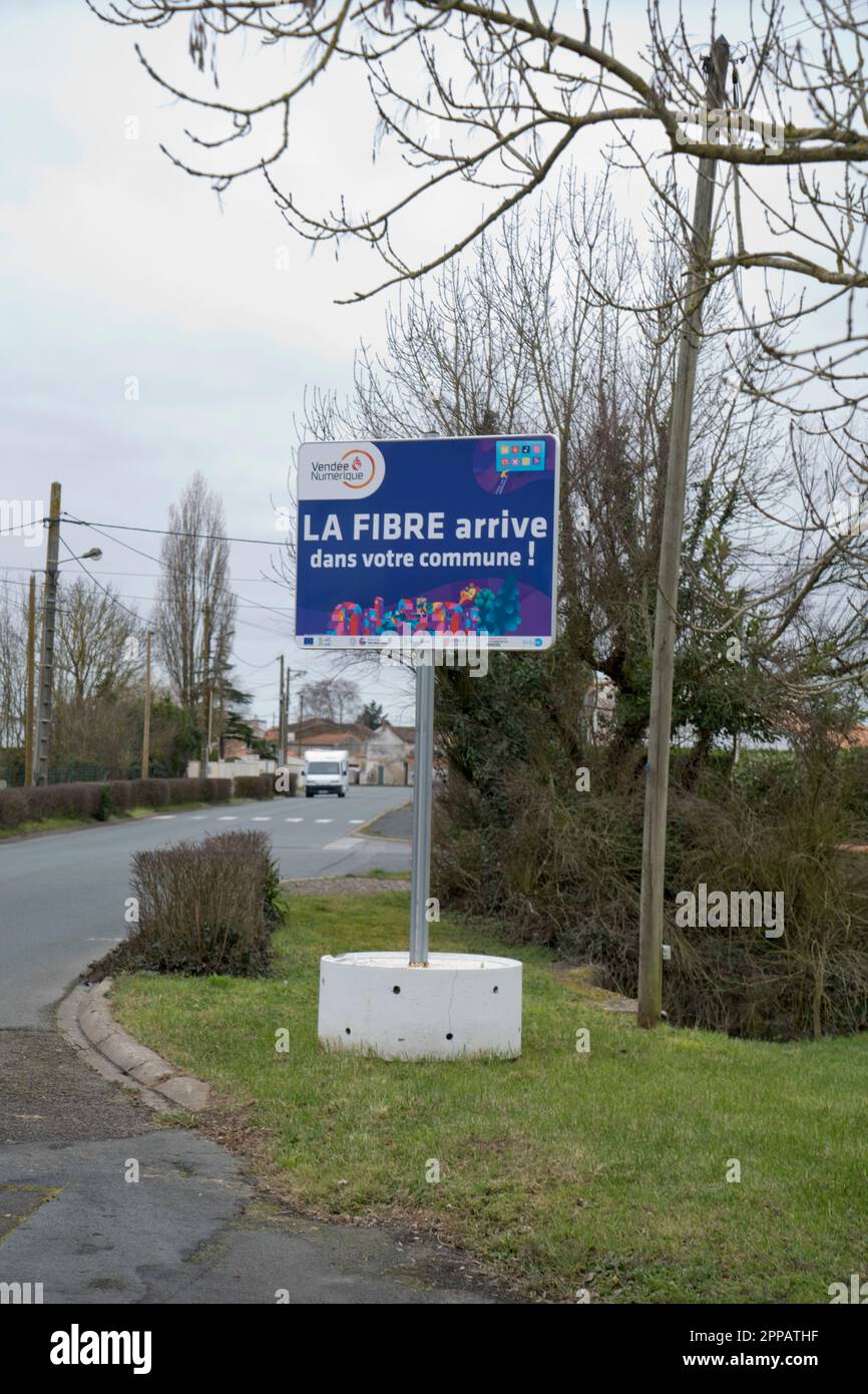 Fibre arrive dans votre communauté. Installation à large bande fibre optique. La Vendée France . Février 2023 Banque D'Images