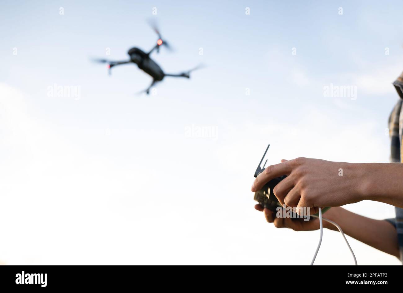 Gros plan des mains de l'homme contrôle un drone. Photo de haute qualité Banque D'Images