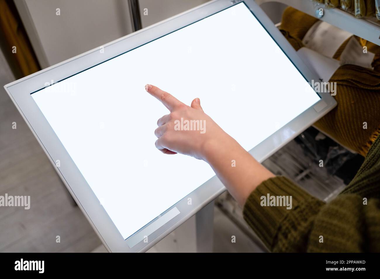 Femme touchant l'écran de l'appareil en libre-service dans le magasin. Photo de haute qualité Banque D'Images