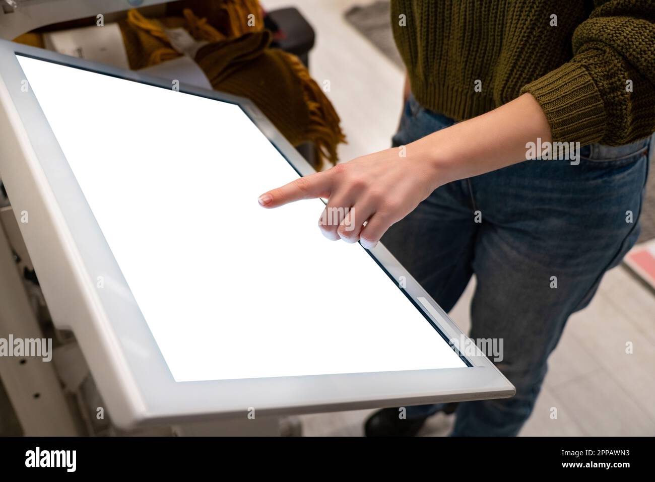 Femme touchant l'écran de l'appareil en libre-service dans le magasin. Photo de haute qualité Banque D'Images