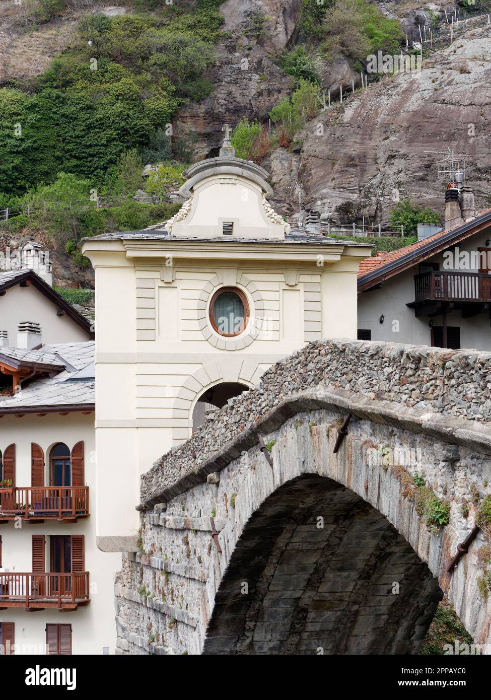 Pont romain enjambant la rivière Dora Baltea dans la ville de Pont-Saint-Martin, Vallée d'Aoste, au nord-ouest de l'Italie Banque D'Images