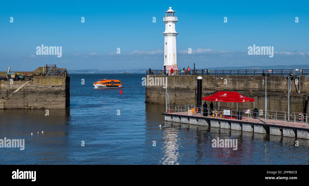 Bateau de croisière viking bateau passager tendre arrivant à la jetée de Newhaven Harbour, Édimbourg, Écosse, Royaume-Uni Banque D'Images