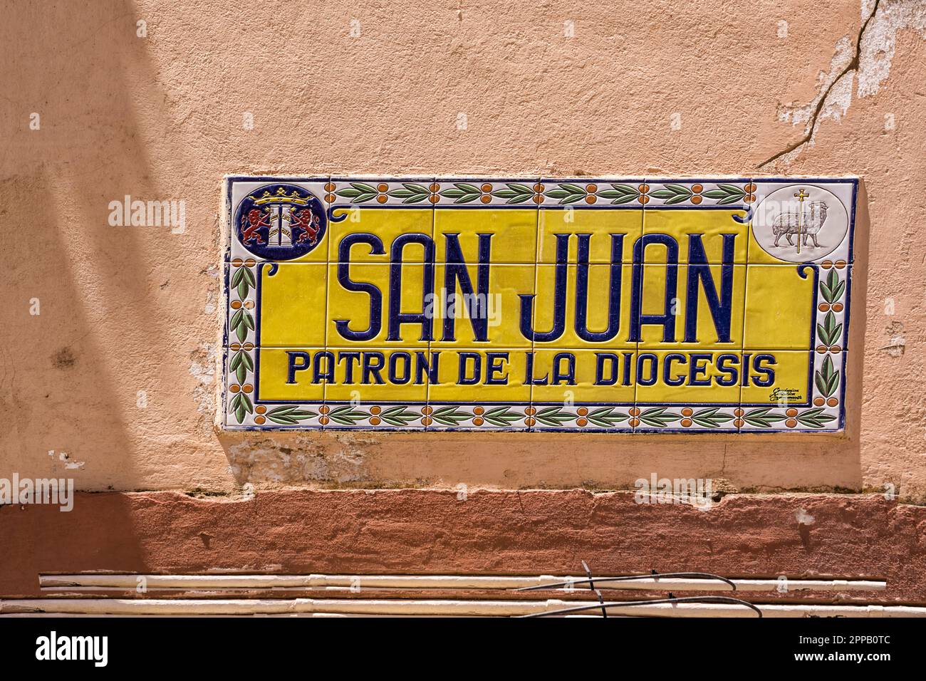 Indication sur le carreau de céramique du nom de Diocesi - Traduction San Giovanni patron du Diocèse Banque D'Images