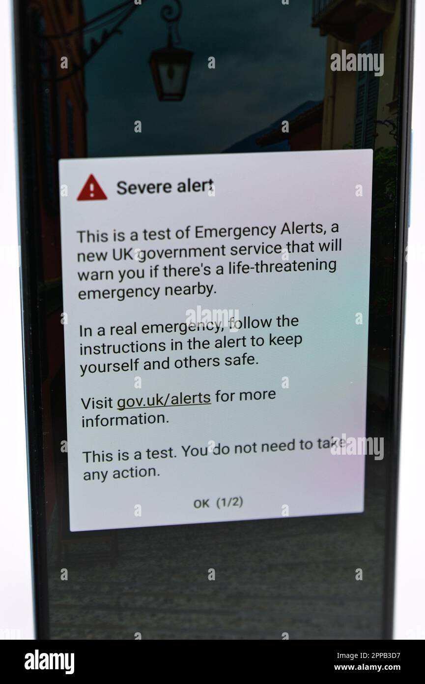 Birmingham, le 23 avril 2023 - Un téléphone portable affiche une alerte d'urgence lors d'un test au Royaume-Uni. Le test est destiné à permettre au gouvernement et aux services d'urgence d'envoyer une alerte textuelle aux téléphones mobiles dans une situation où il est perçu comme un risque immédiat pour la vie. Crédit : arrêtez Press Media/Alamy Live News Banque D'Images