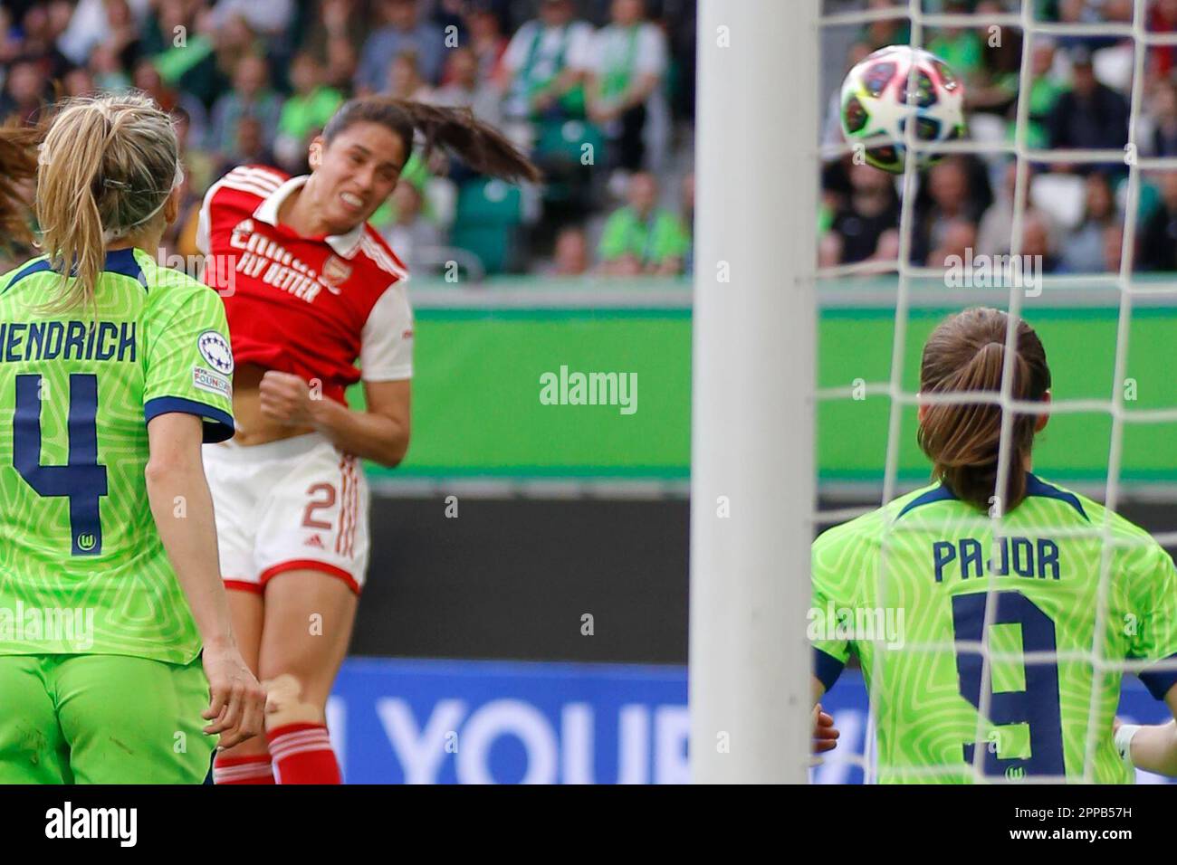 Wolfsburg, Allemagne. 23rd avril 2023. Rafaelle Souza d'Arsenal tire le ballon et marque le score 2-1 le 23 avril 2023 à Volkswagen Arena, Wolfsburg, Allemagne. Lors du match entre VfL Wolfsburg et Arsenal, demi-finale, Women's Champions League (première partie). ( Credit: Iñaki Esnaola/Alamy Live News Banque D'Images