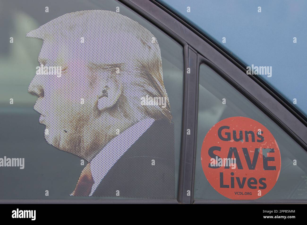 Vue latérale de Donald John Trump (président des États-Unis d'Amérique de 45th) découpe assis dans le siège arrière d'une automobile. Banque D'Images