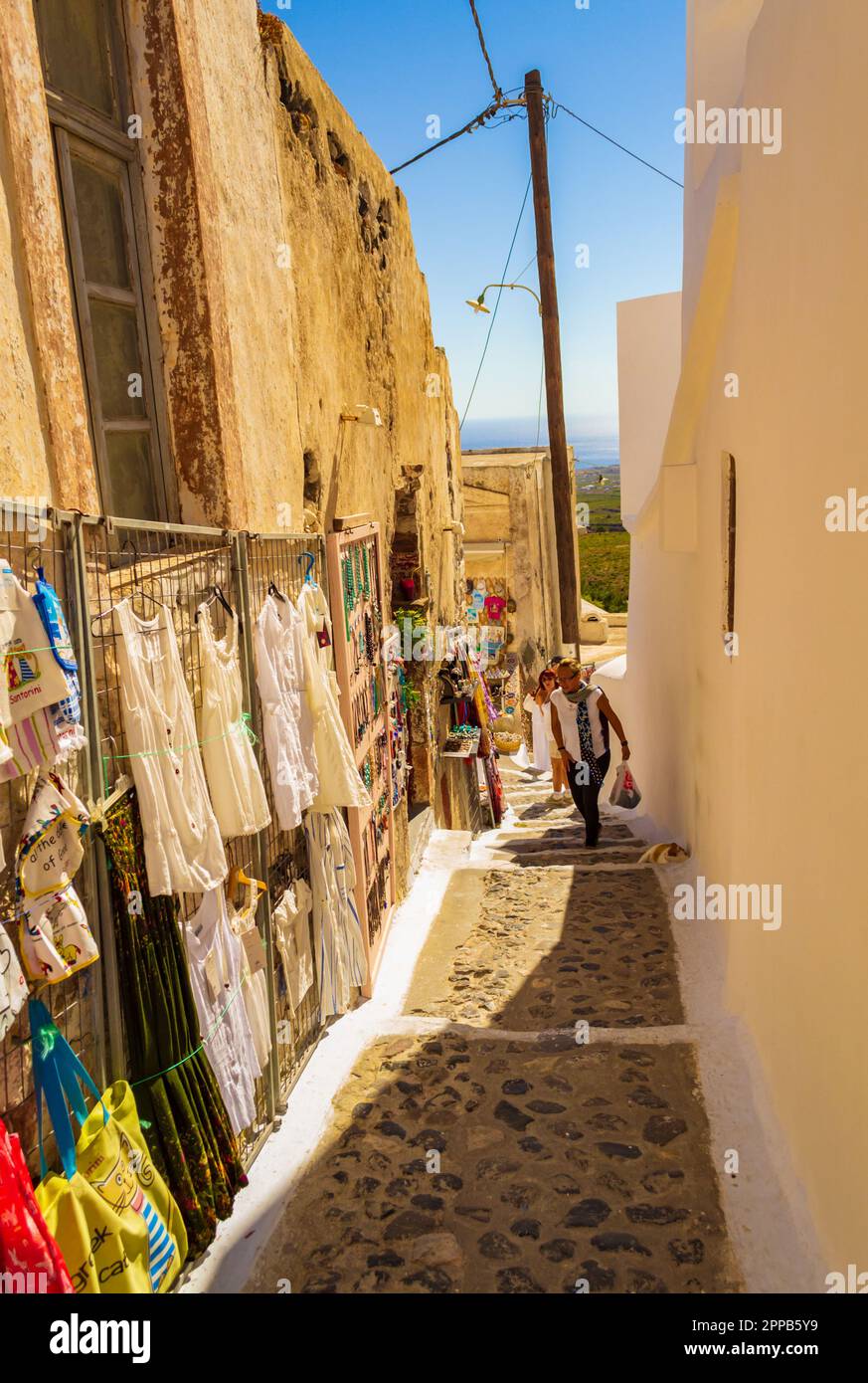 Ruelle étroite avec des souvenirs traditionnels exposés à Pyrgos Kalistis.Hilltop Pyrgos Kalistis se trouve dans les contreforts du Mont Profitis Ilias, Banque D'Images