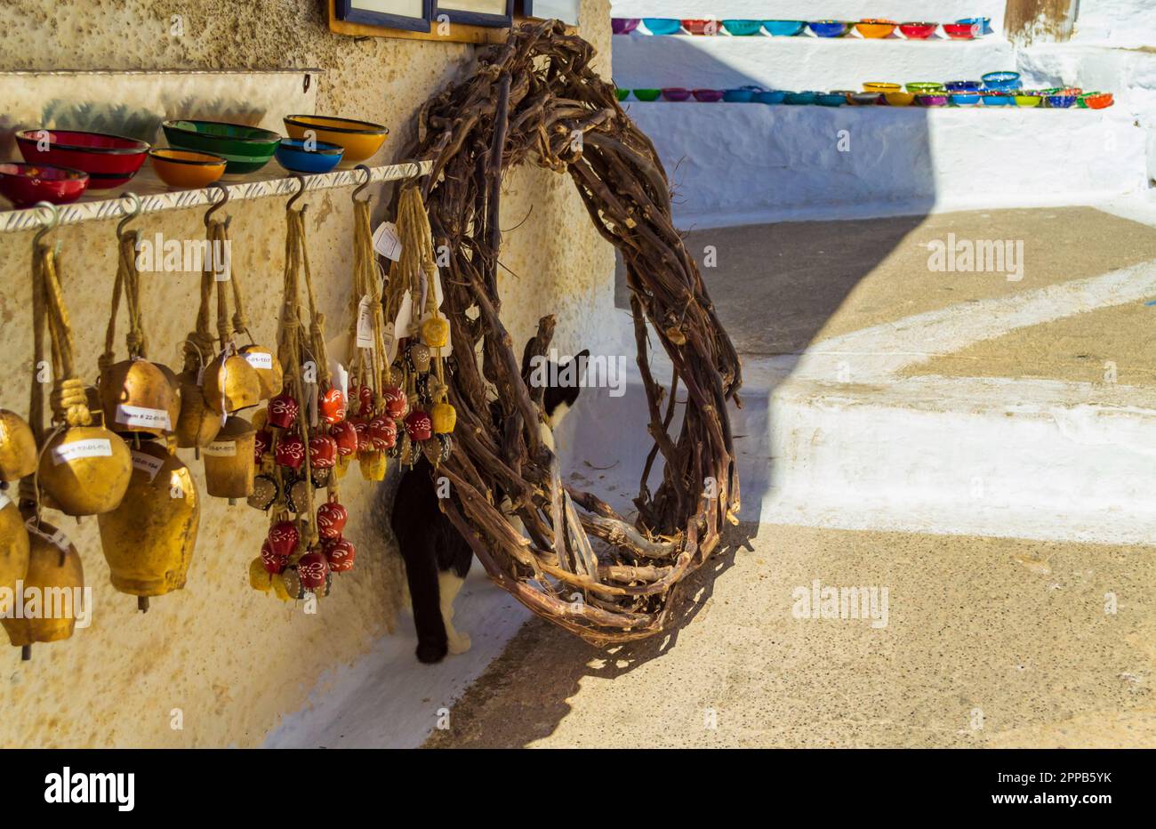 Ruelle étroite avec des souvenirs traditionnels exposés à Pyrgos Kalistis.Hilltop Pyrgos Kalistis se trouve dans les contreforts du Mont Profitis Ilias, Banque D'Images