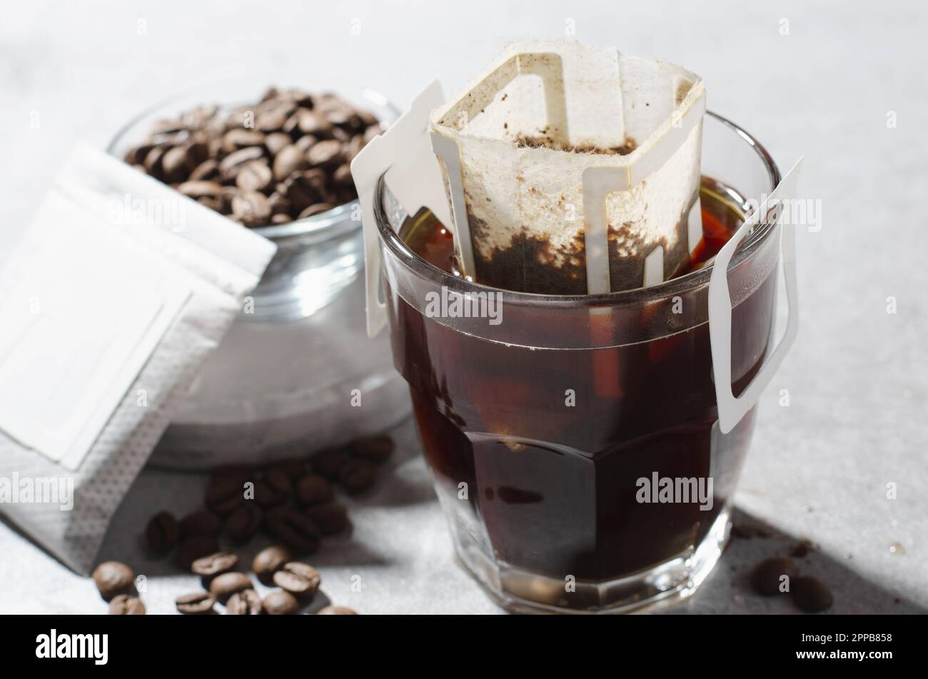 Sac de café égouttoir dans une tasse, Coffee Trend, méthode rapide de préparation du café moulu à l'aide du filtre de type papier Banque D'Images