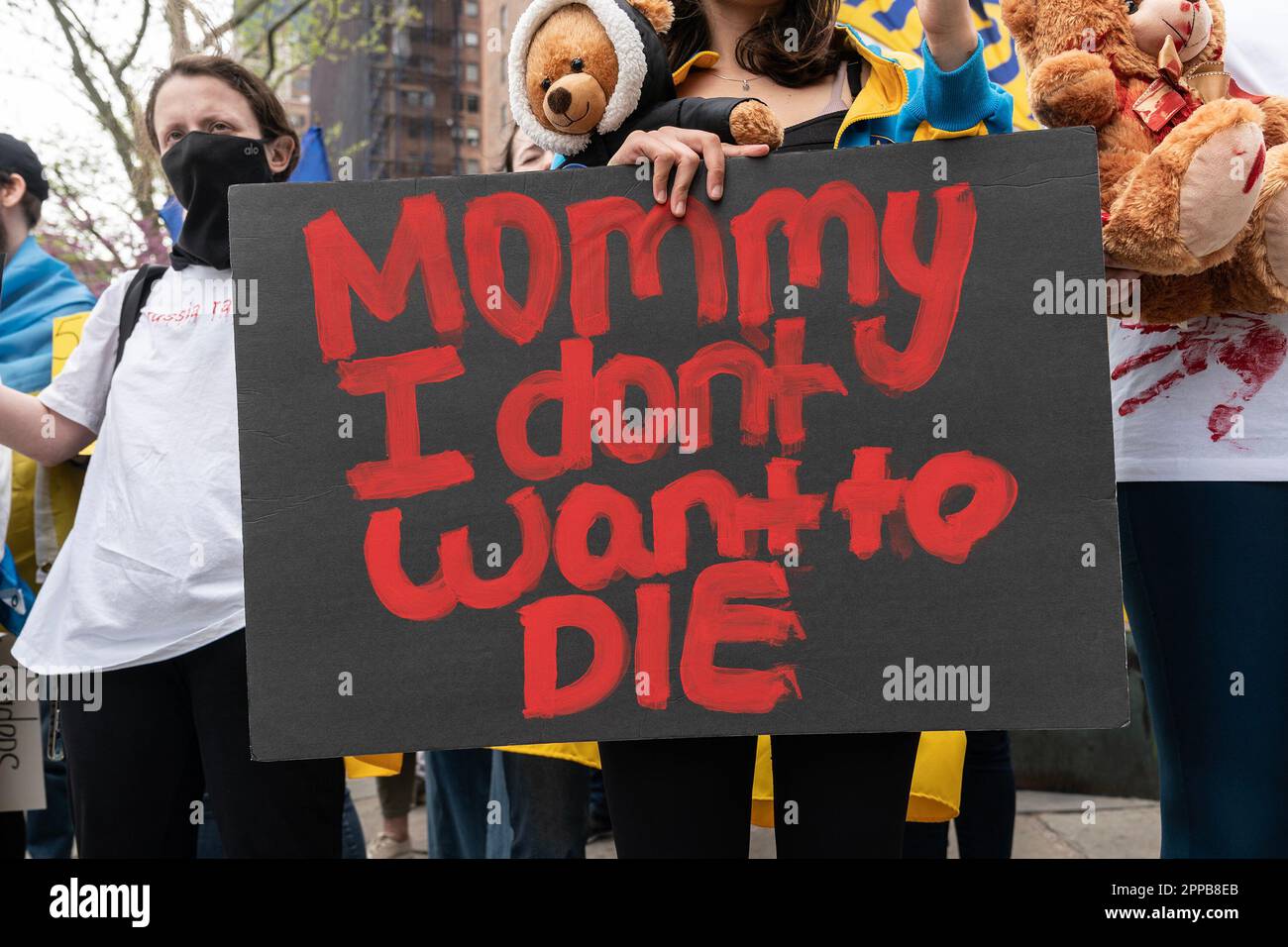 New York, États-Unis. 22nd avril 2023. Des dizaines de manifestants protestaient devant le siège de l'ONU à Ralph Bunche Park pour réclamer le retour des enfants ukrainiens de Russie. Des milliers d'enfants, un nombre exact inconnu, d'Ukraine ont été déplacés en Russie pendant la guerre que la Russie salaires contre l'Ukraine qui est un crime de guerre selon le droit international. (Photo de Lev Radin/Pacific Press) Credit: Pacific Press Media production Corp./Alay Live News Banque D'Images