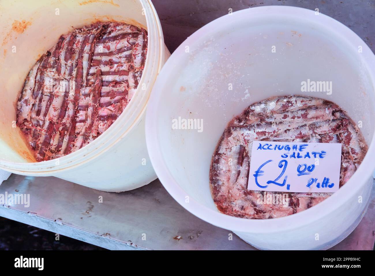 Seaux contenant des anchois salés (Engraulis encrasicolus) dans le marché du poisson de Catane, sicile, Italie Banque D'Images