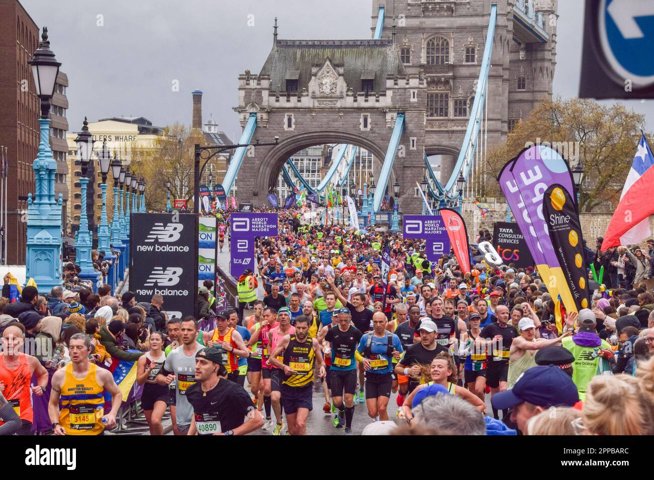 Londres, Royaume-Uni. 23rd avril 2023. Des milliers de coureurs passent à travers le Tower Bridge lors du marathon de Londres 2023. Crédit : SOPA Images Limited/Alamy Live News Banque D'Images